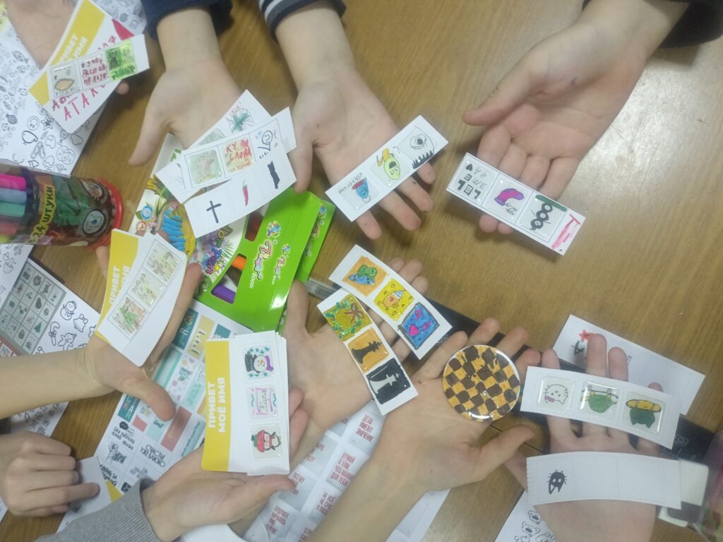 ✨Ребята пришли на увлекательный мастер-класс по созданию новогодних стикеров и значков🎄.